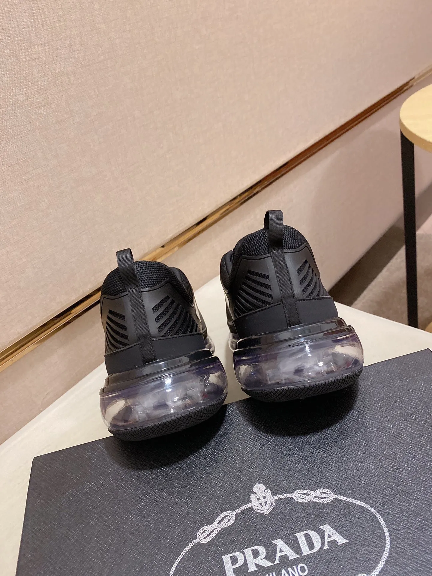 Factory price: 640💰 ✔️✔️✔️High-quality new PRADA counters are launched simultaneously. The new men's shoes and 😘fabric are made of high-tech glue-spraying technology. Lining: Full cowhide lining. 👍🏿 High-end ☄️ air-cushion molded anti-slip rubber outsole, exquisite lines, simple and elegant, comfortable and high-end for leisure travel. Code number: 38 to 45